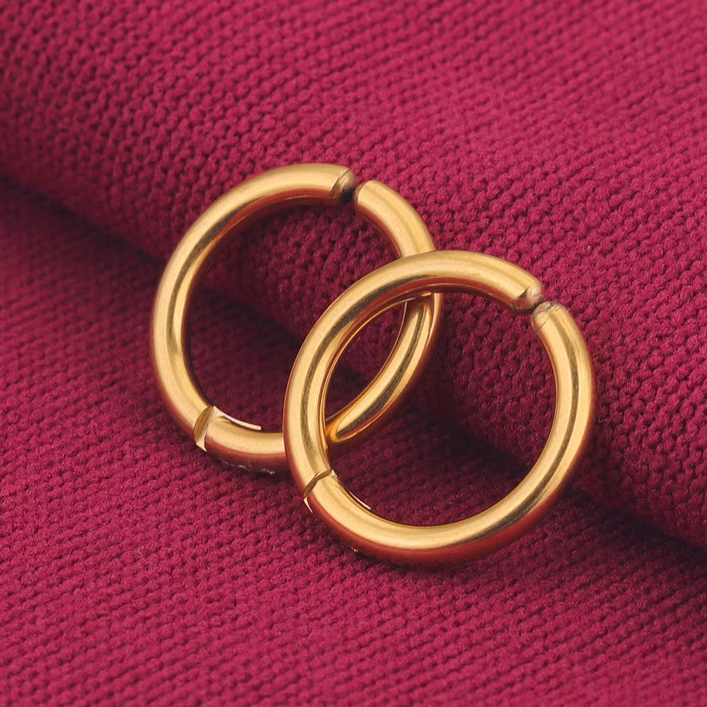 Hoop earrings golden look